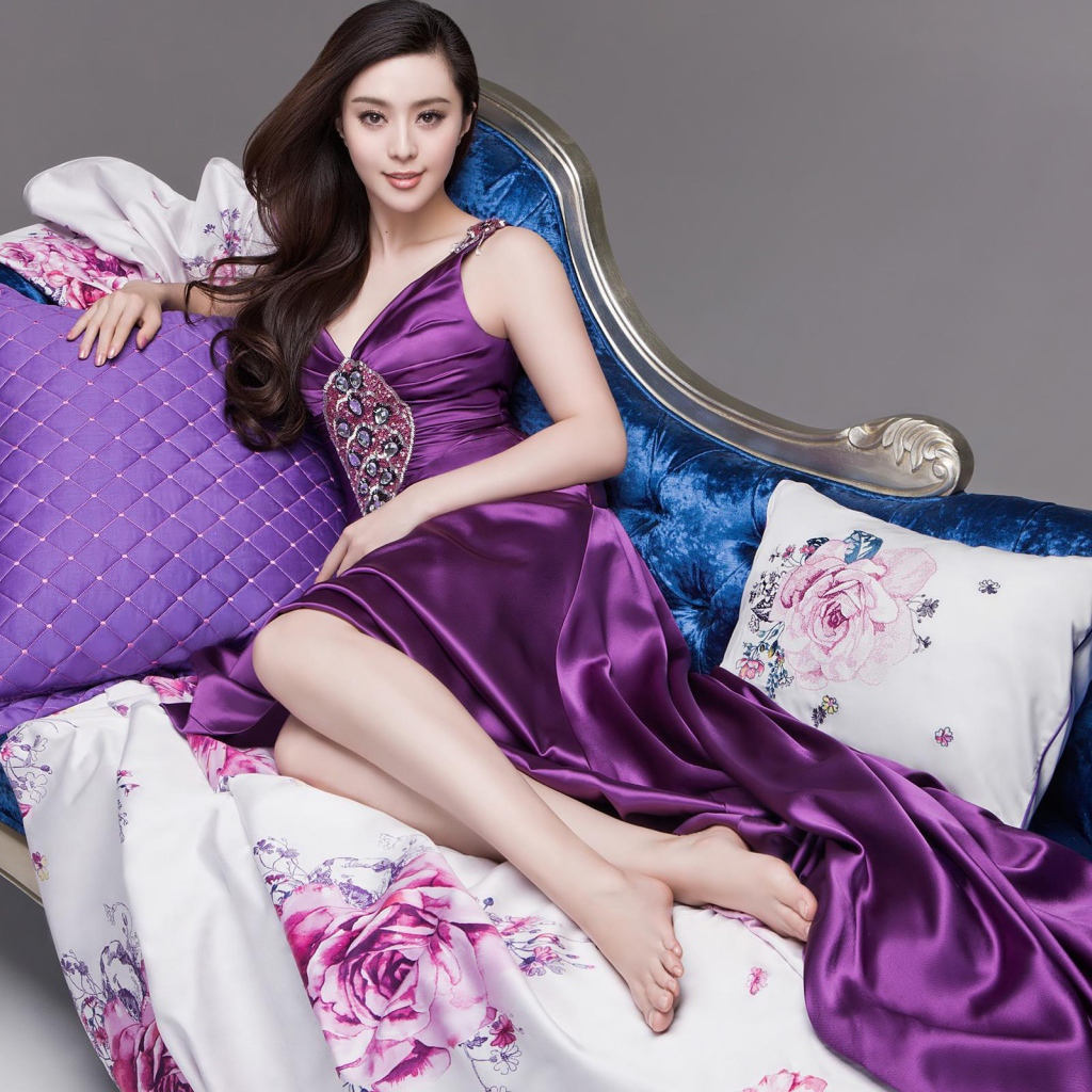 Брюнетка в фиолетовом платье