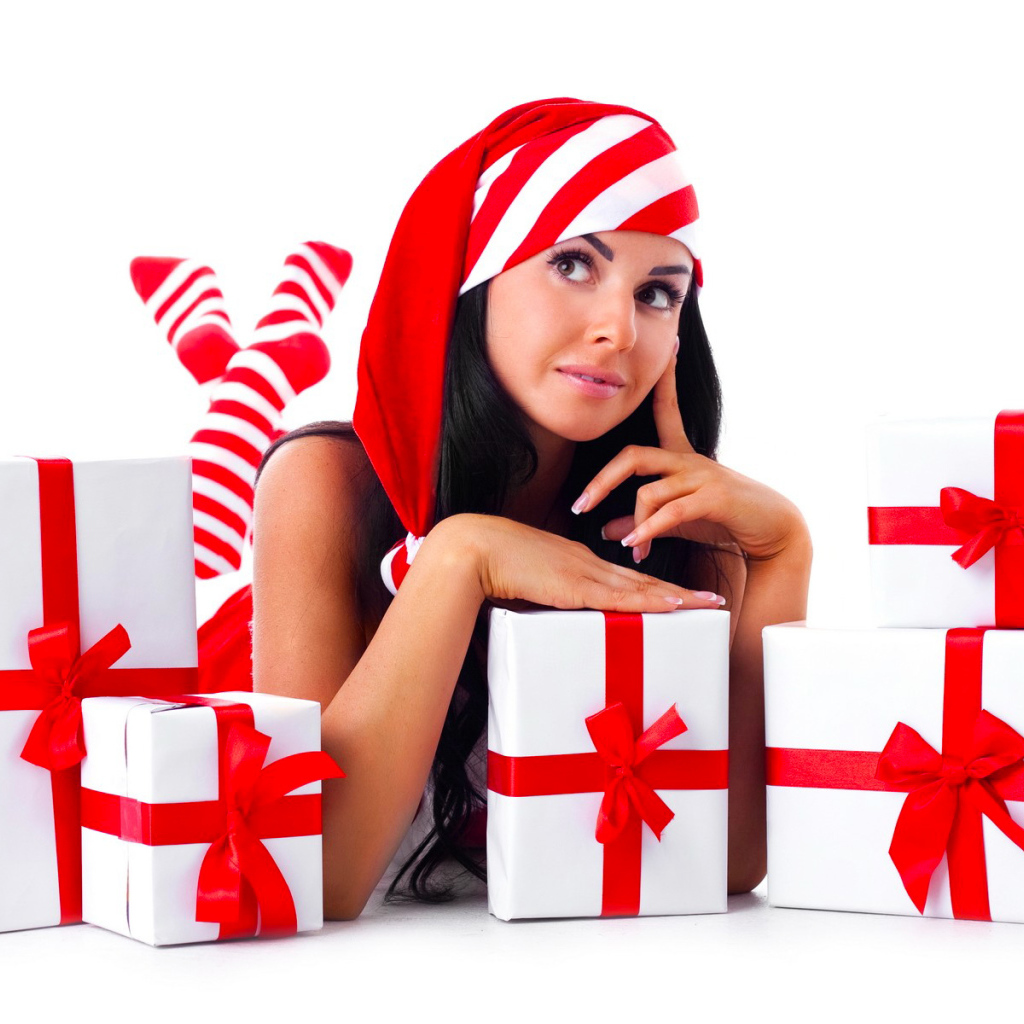 Девушка среди подарков