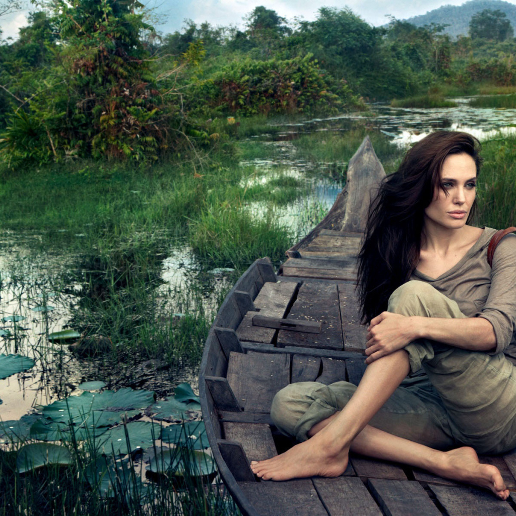 Анджелина Джоли в лодке (Angelina Jolie)