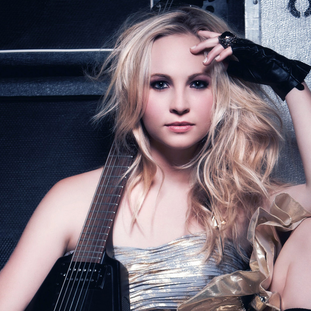 Candice Accola с электрогитарой