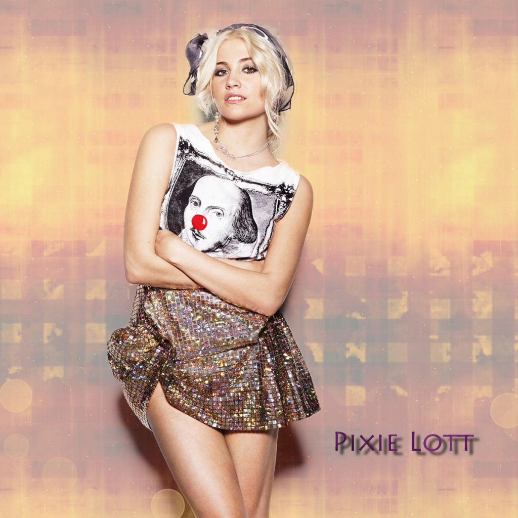 Pixie Lott в платье