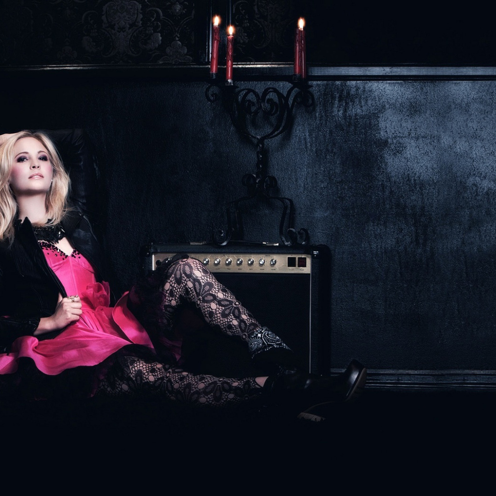 белокурая Candice Accola