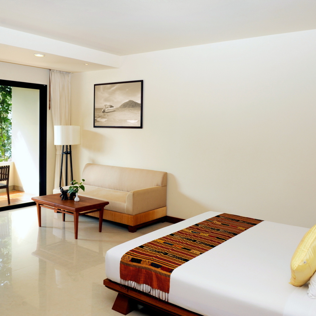 Светлая спальная комната