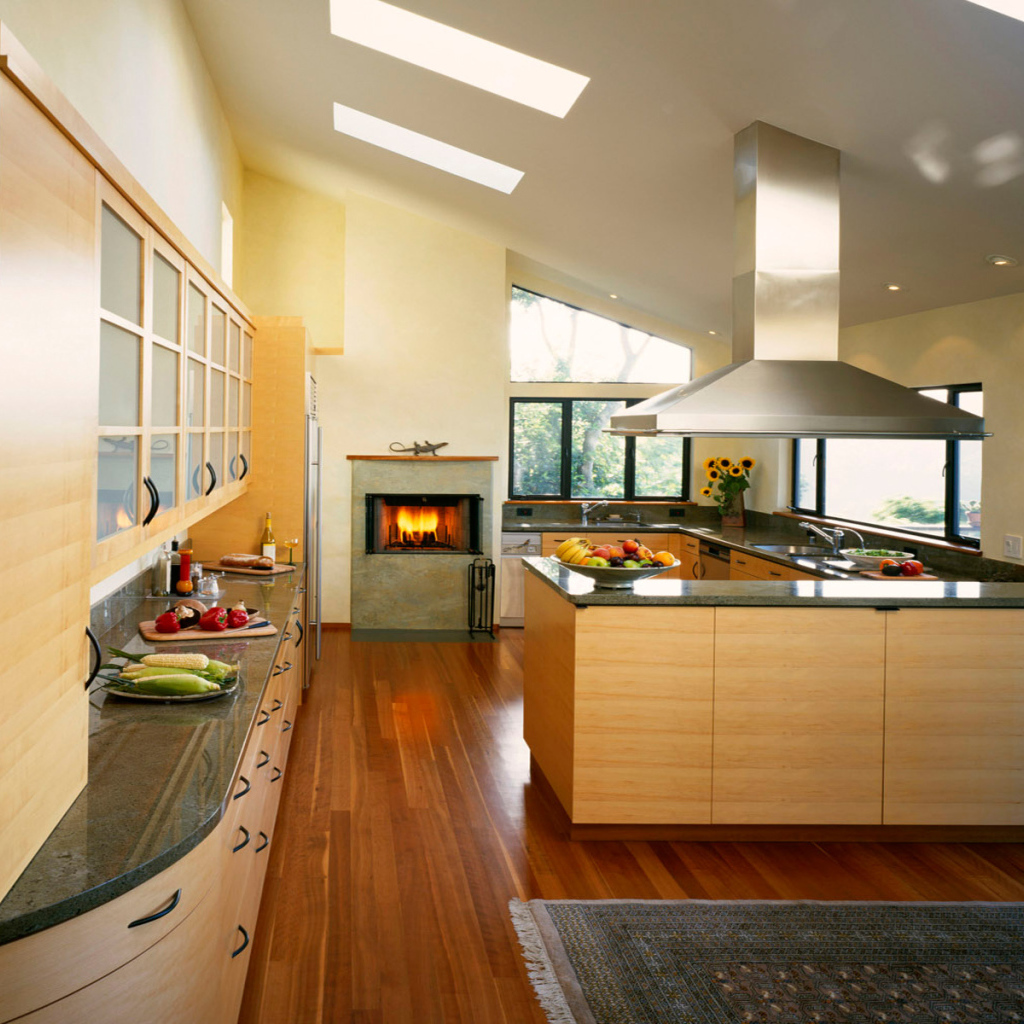 Кухня с камином