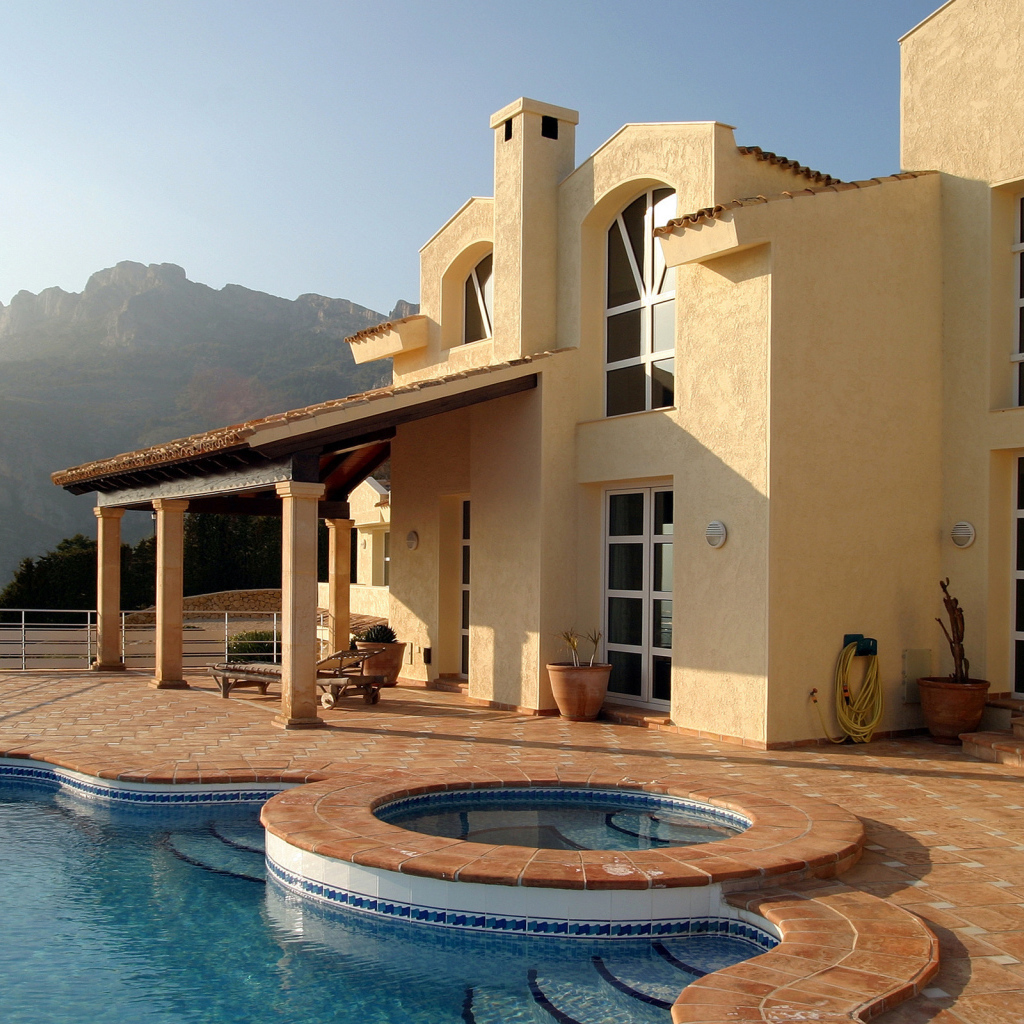 Бассейн около дома