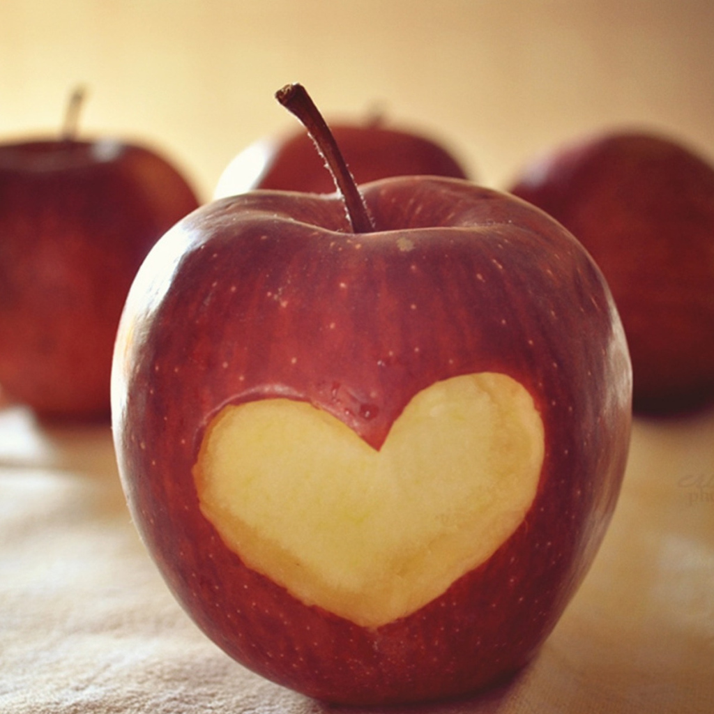 Яблоня любовь. Яблоко сердце. Яблоко любви. Яблоко на аву. Яблочная любовь.