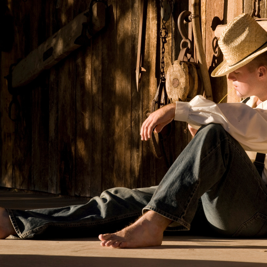 Мужчина у ангара