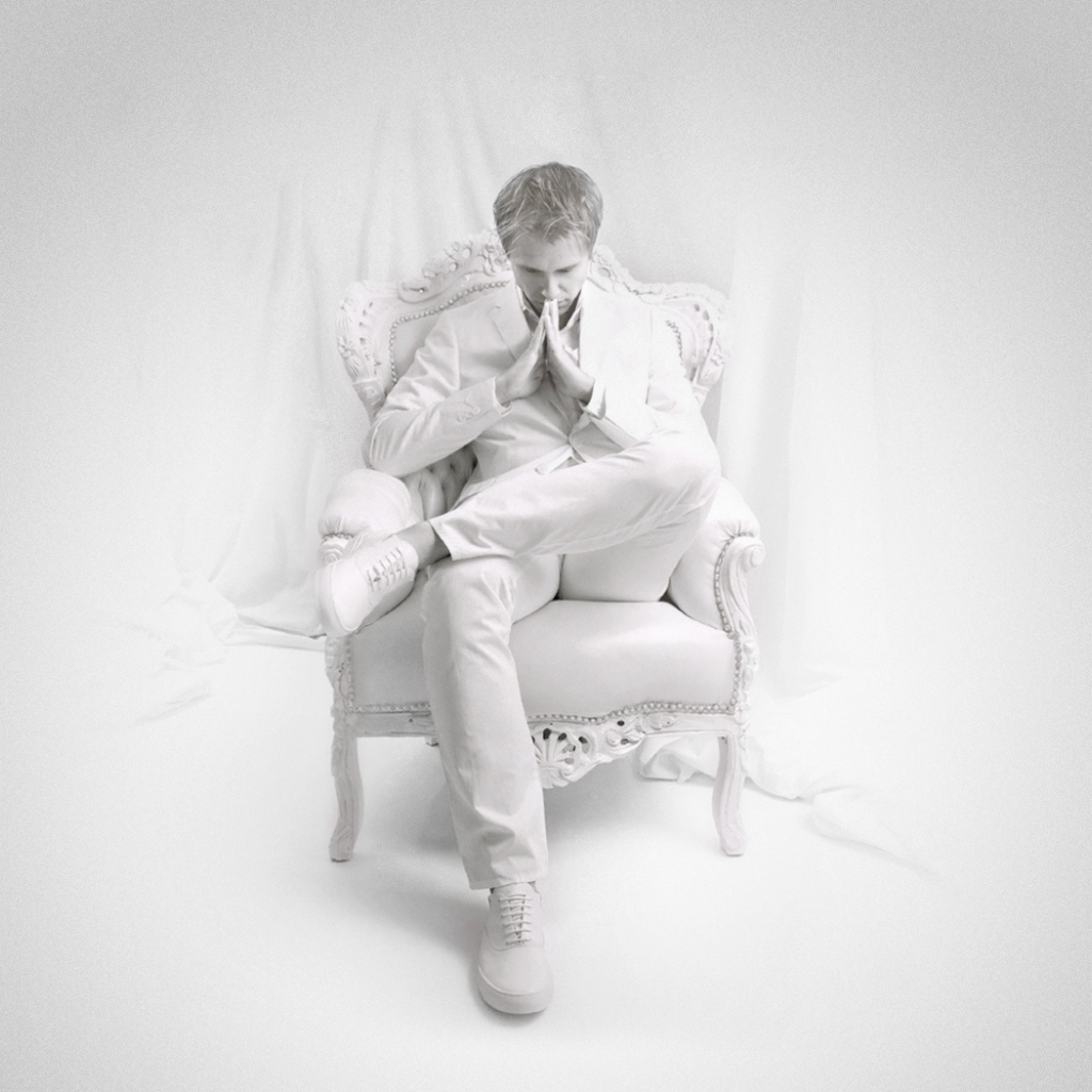 Мужчина в белом