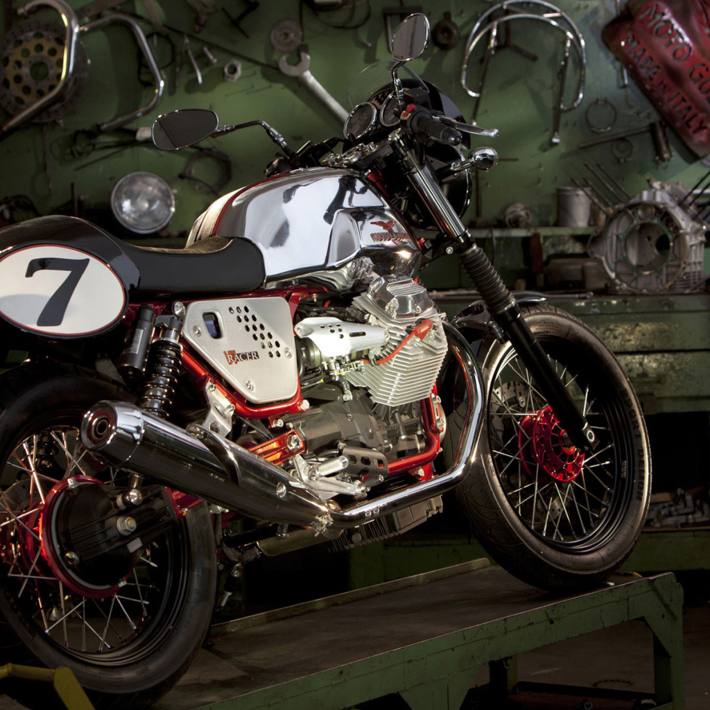 Moto Guzzi v7racer в гараже