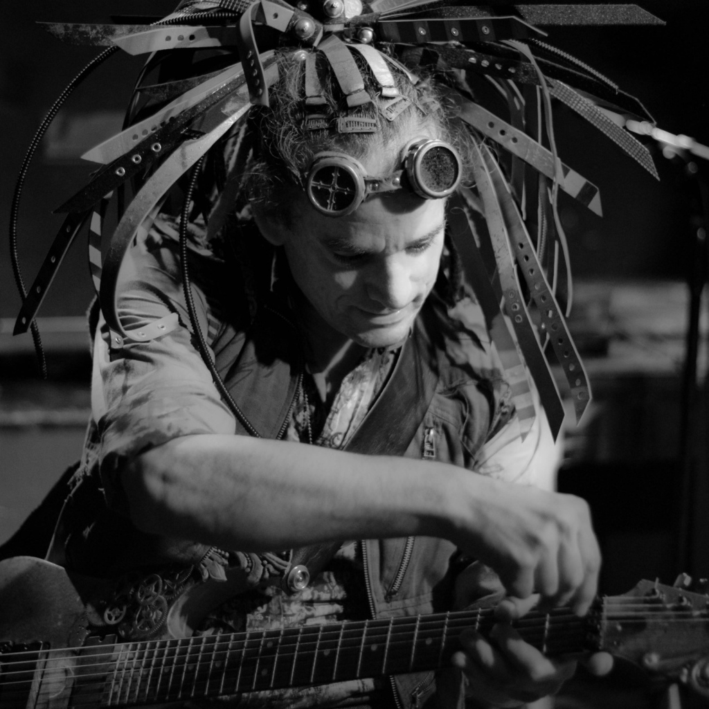 Nathaniel Johnstone гитарист группы Abney Park