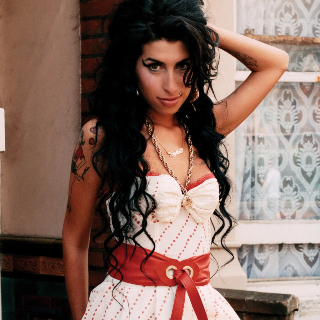 Эми Уайнхаус в платье