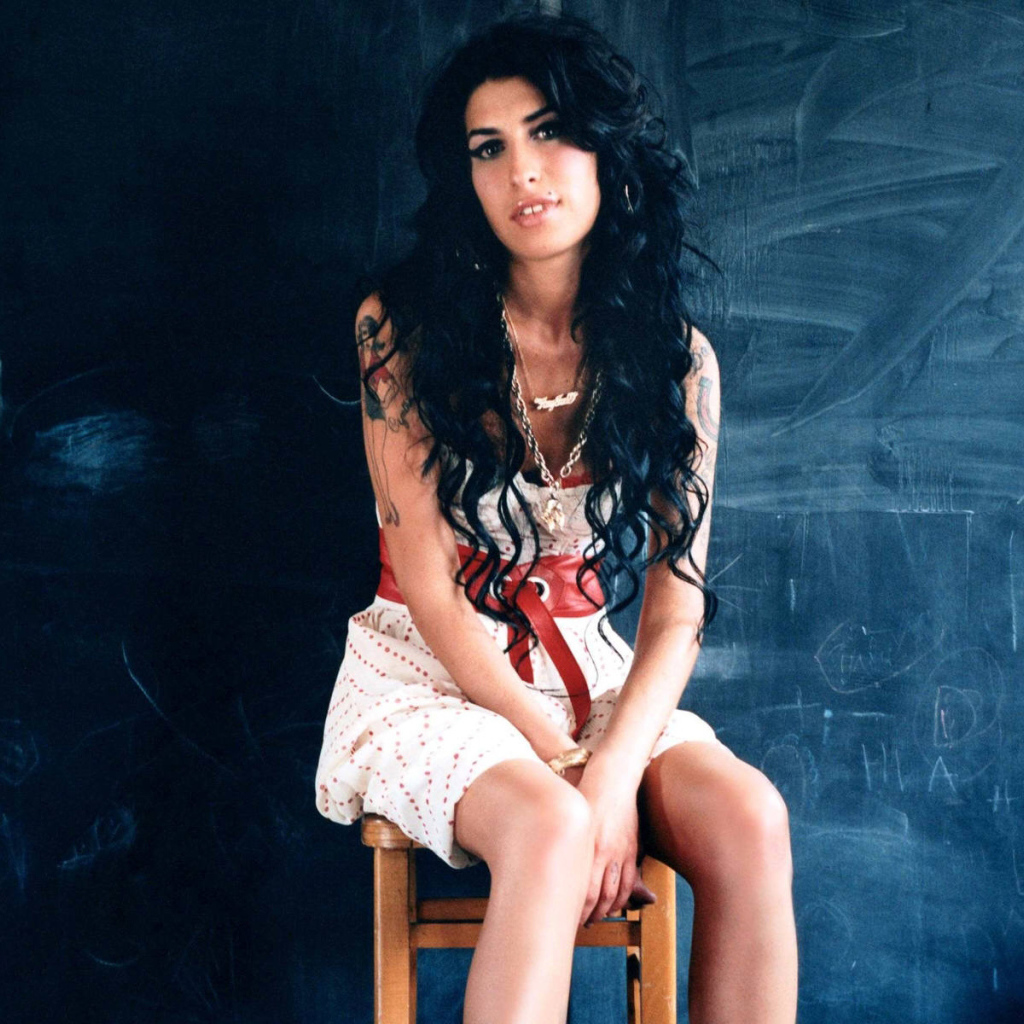 Эми Уайнхаус у доски