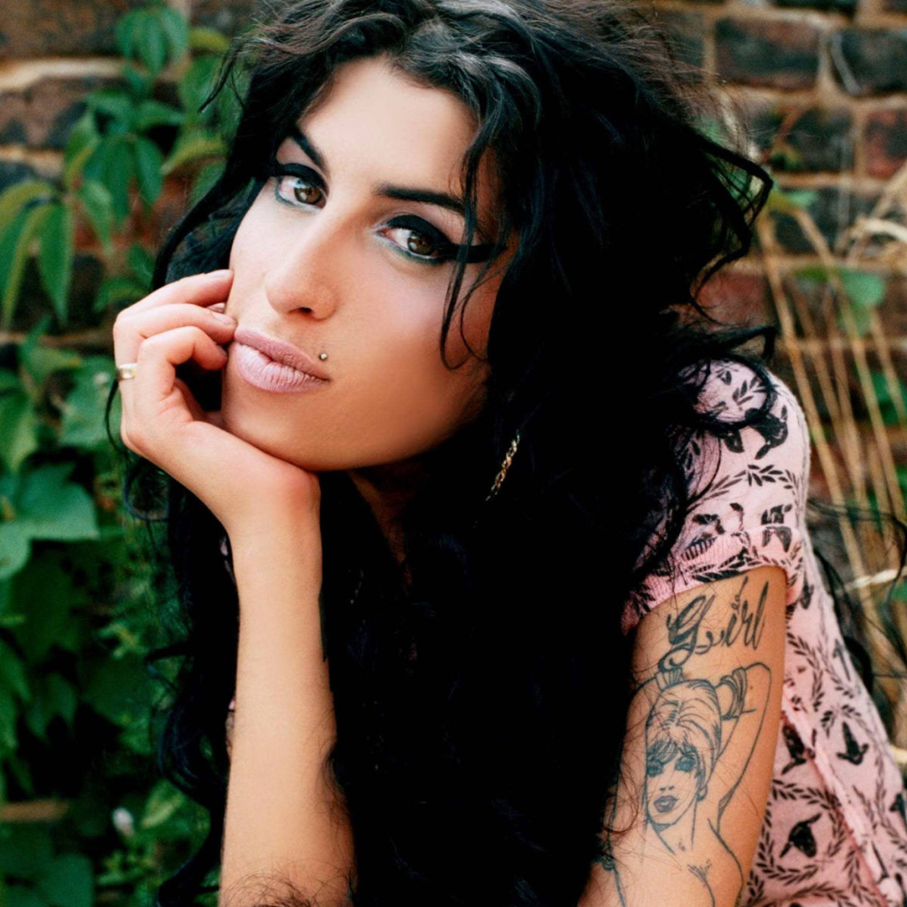 загадочный взгляд Эми Уайнхаус