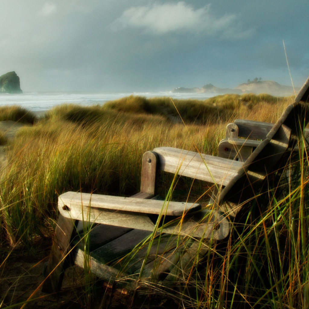 Стулья на берегу