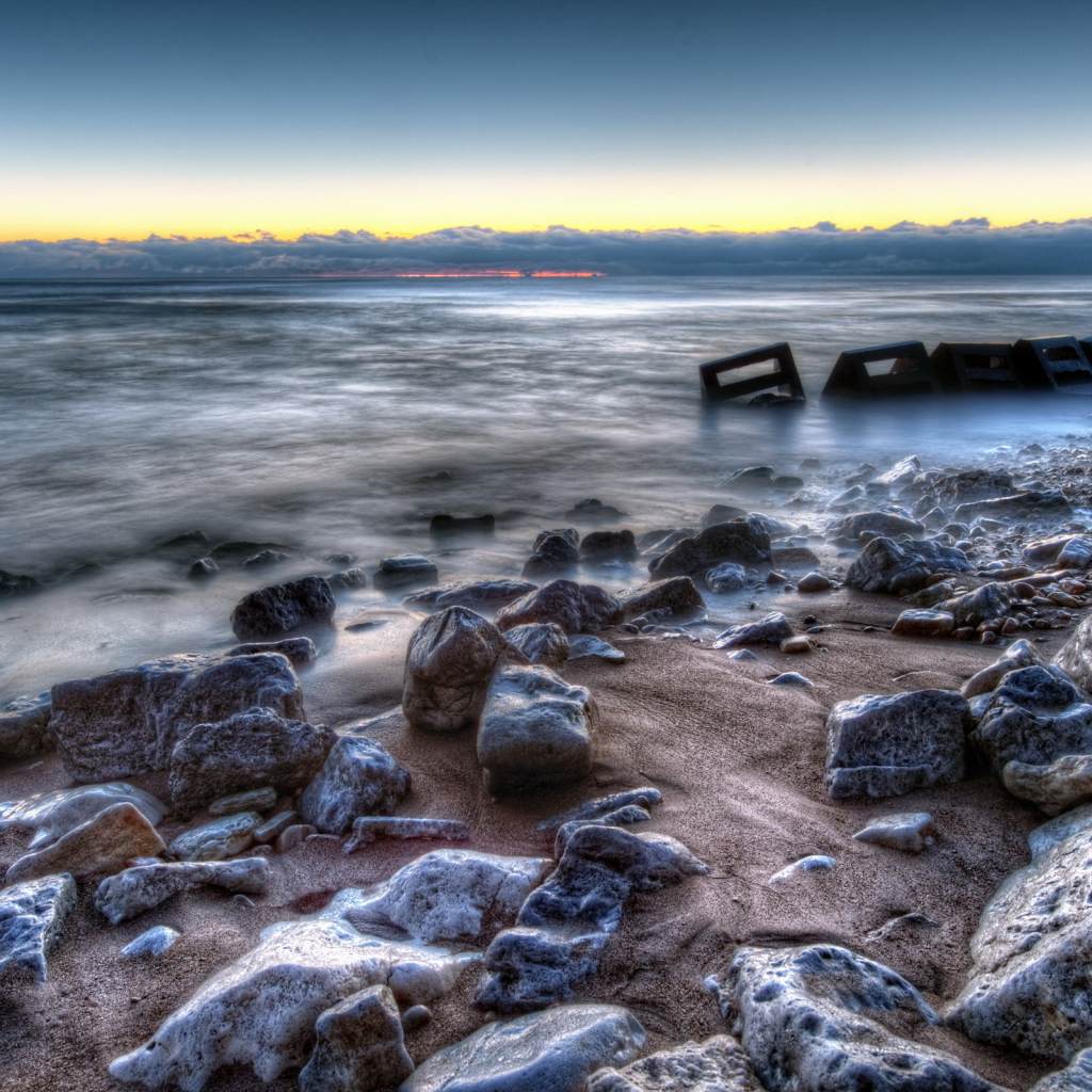 Камни на берегу