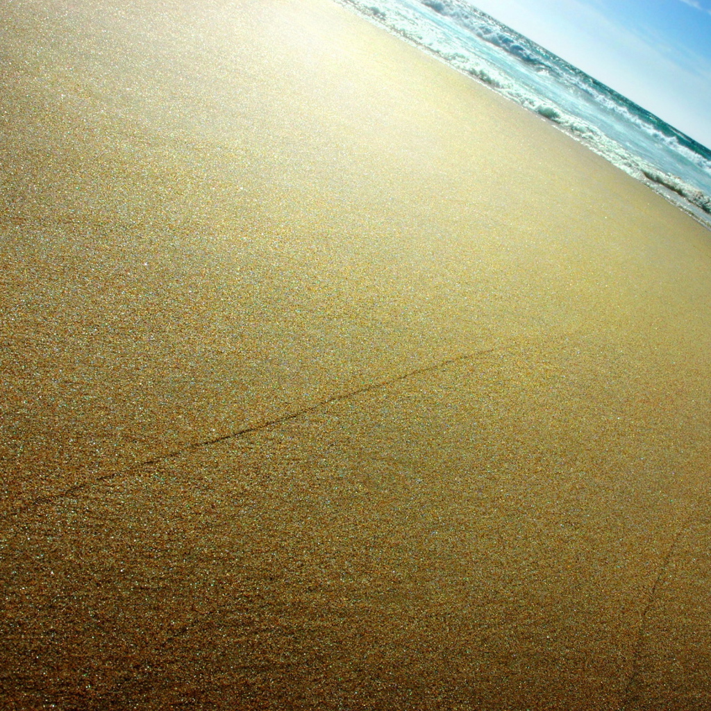 Гладкий песок у моря