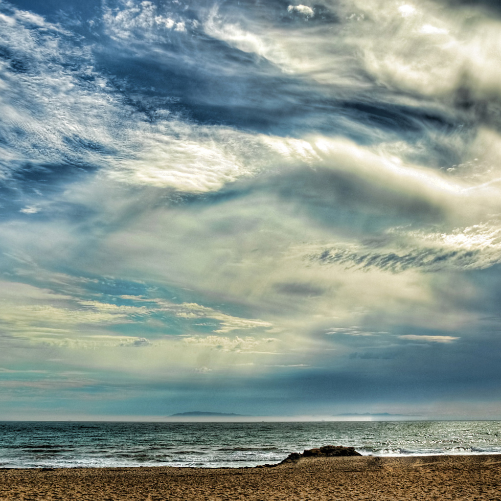 Красивые облака над пляжем