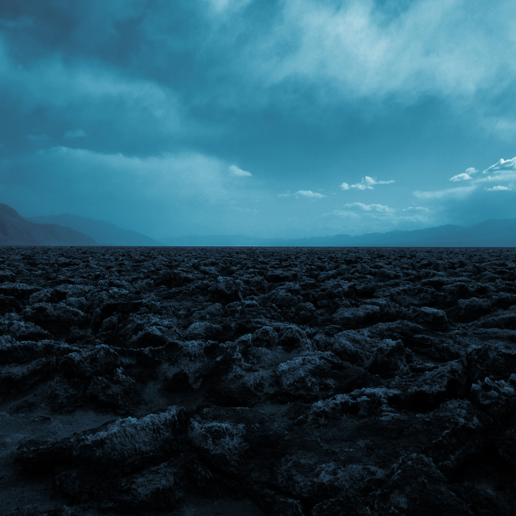 Синее небо над камнями