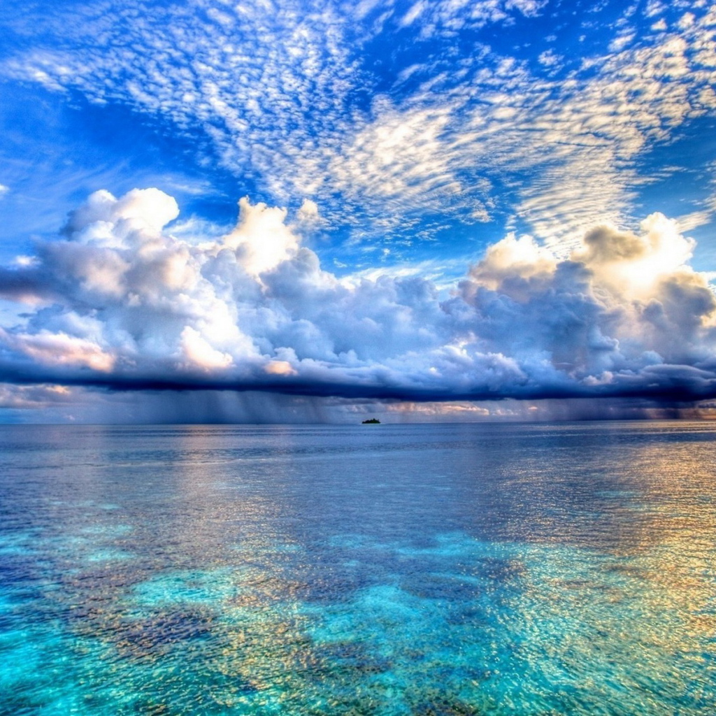 Голубое небо над морем