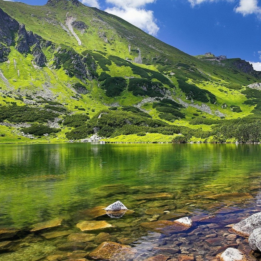 Озеро у подножия