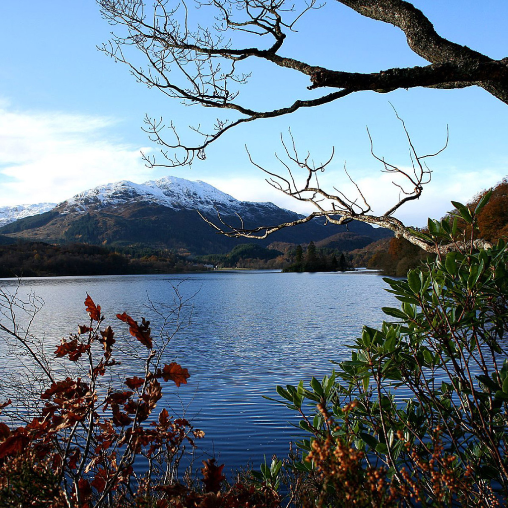 Озеро у подножия горы