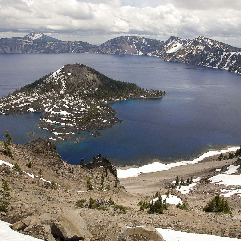 Озеро среди гор