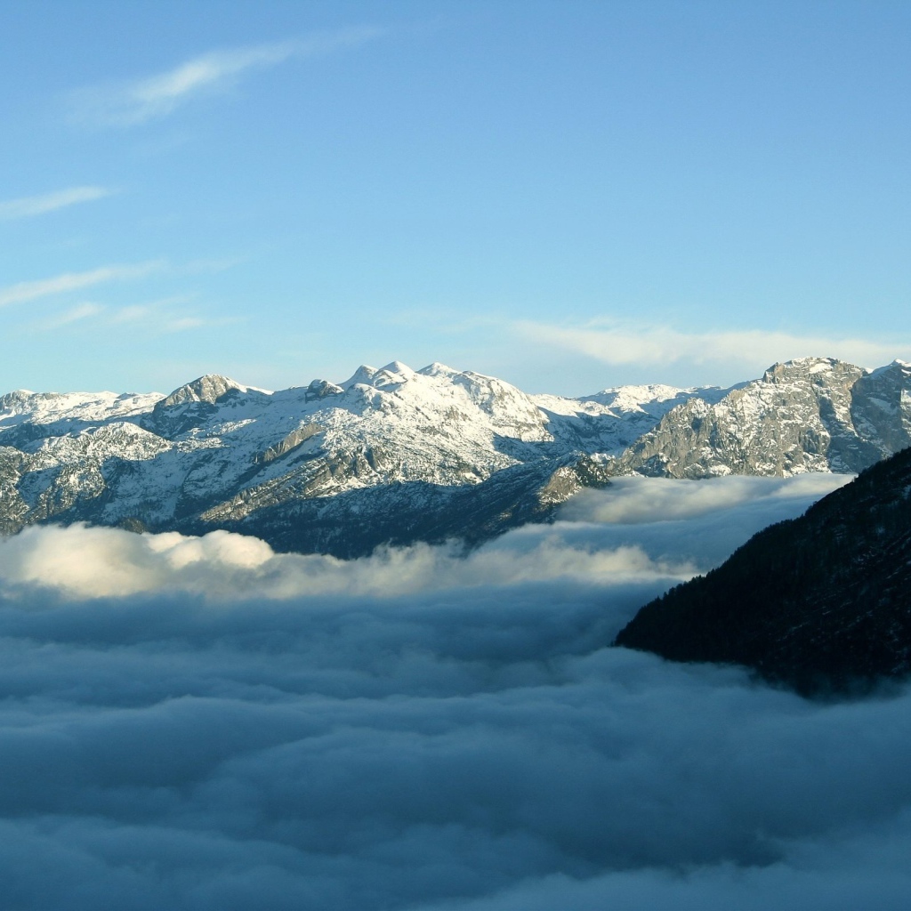 Туман у подножия гор