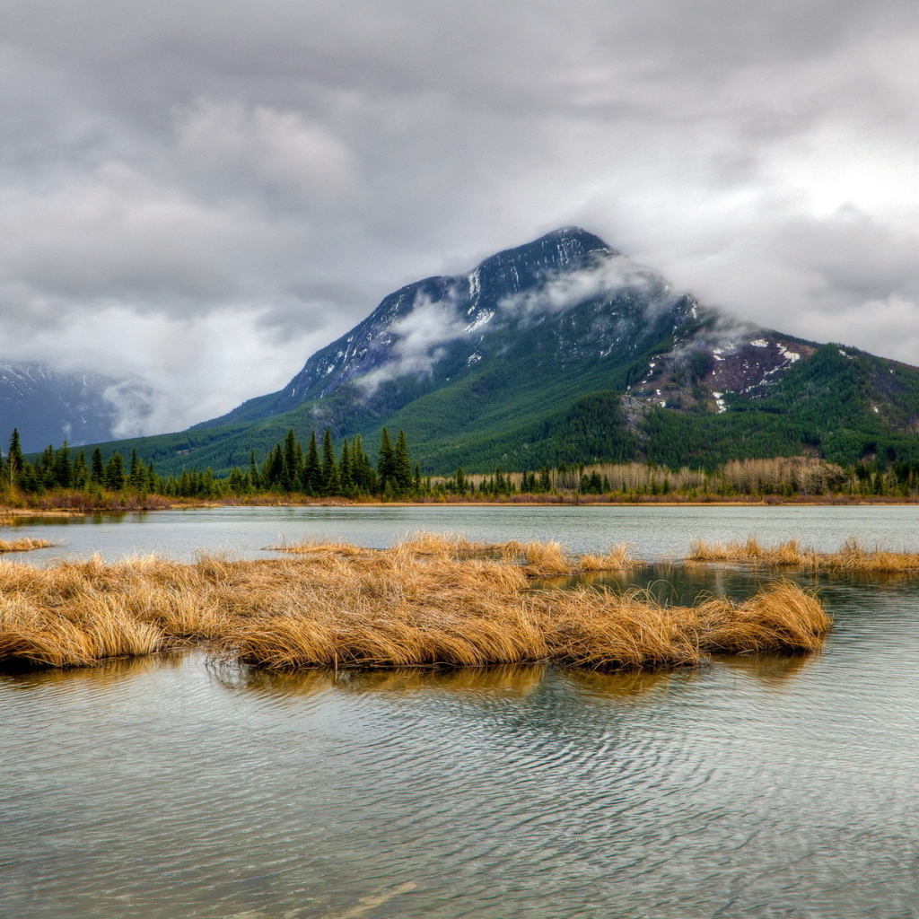 Горные вершины в облаках
