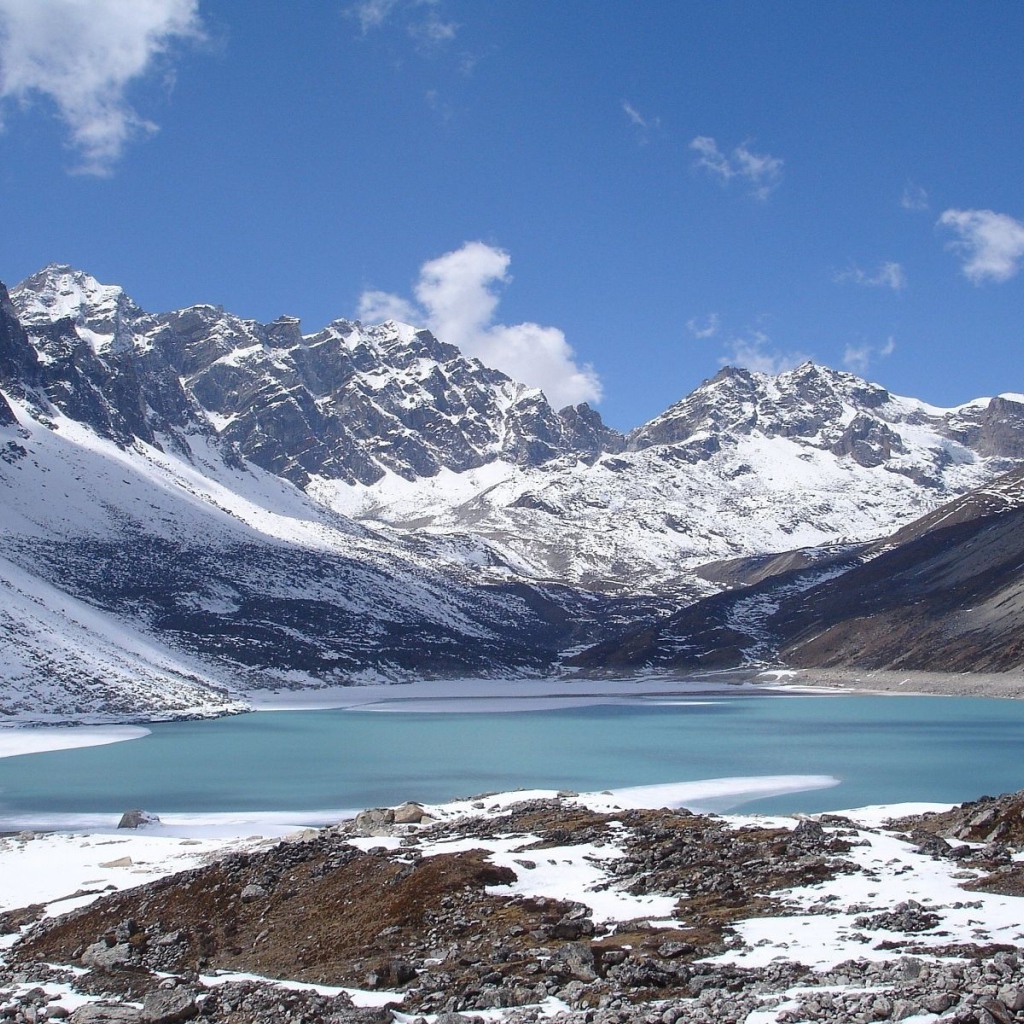 Горы и озеро