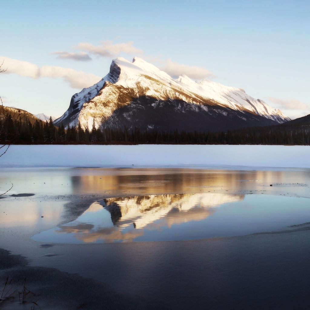 Горы и озеро