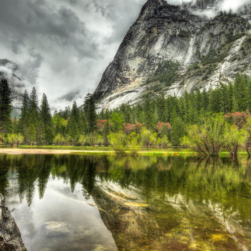 Горы и озеро