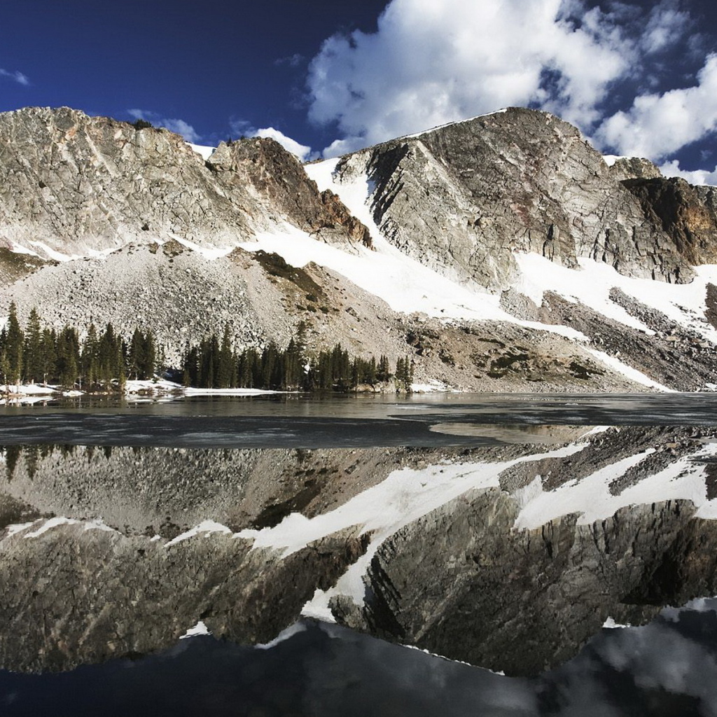 Горы и озеро