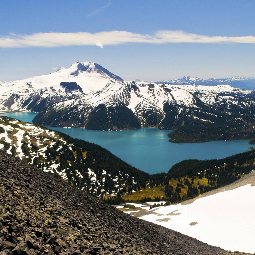 Горы и озеро