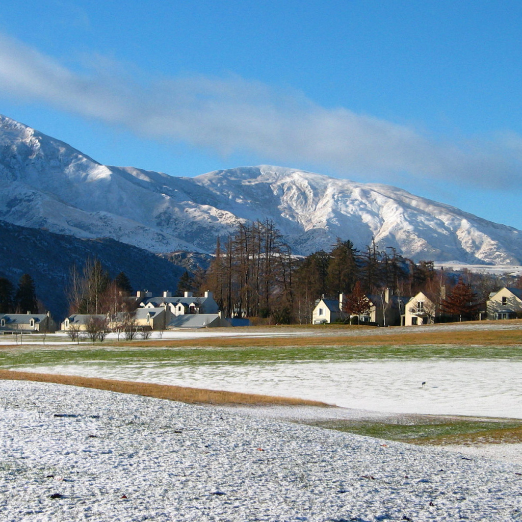 Горы у деревни