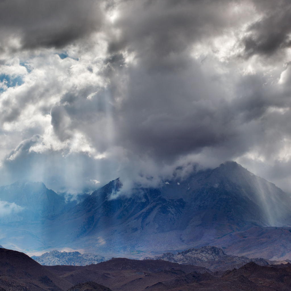 Пасмурное небо над горами