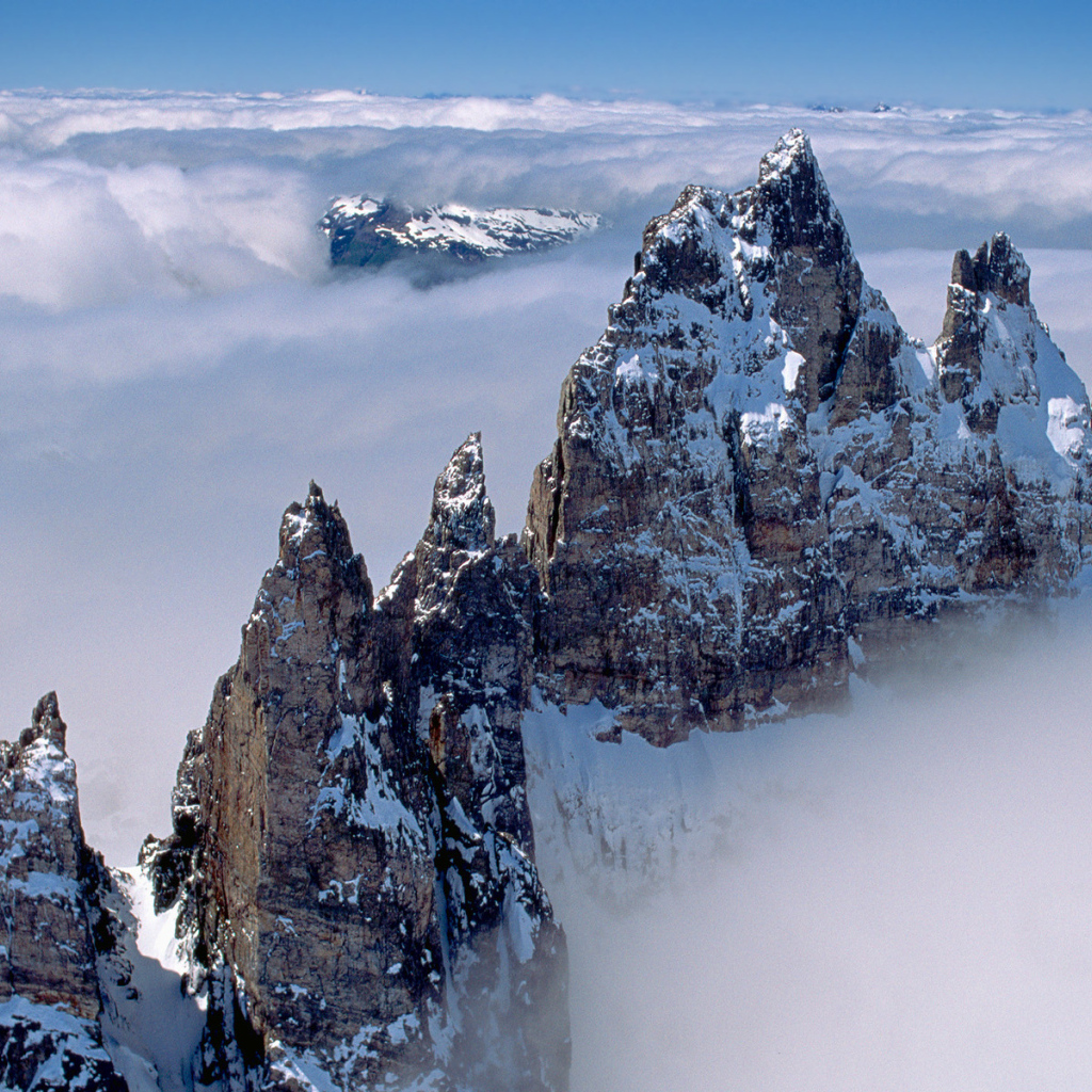 Скалы над облаками