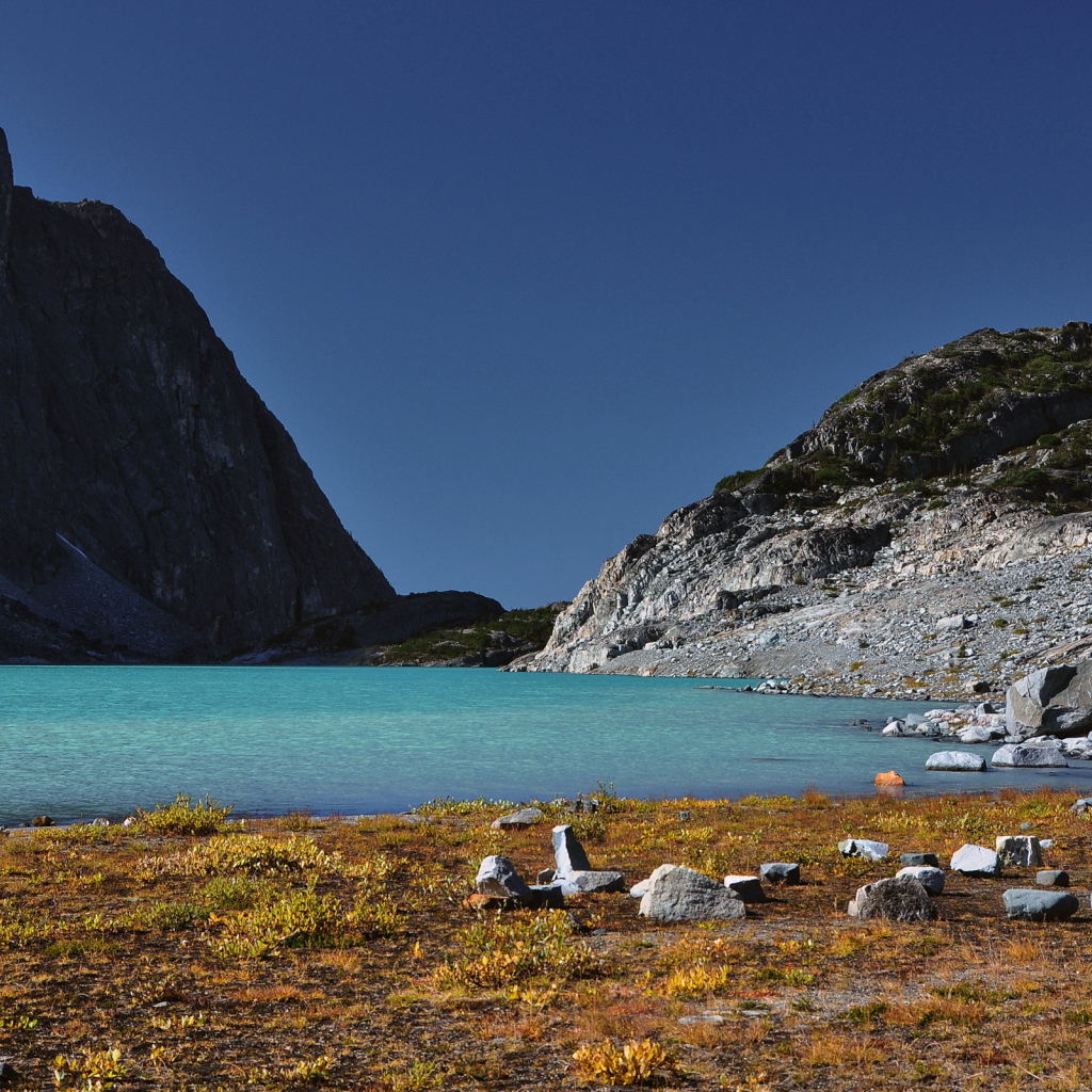 Скалы у озера