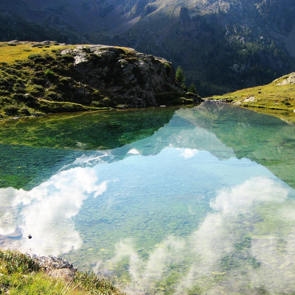 Маленькое озеро в горах