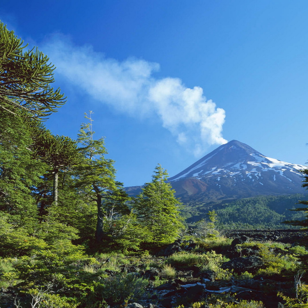 Дымящий вулкан