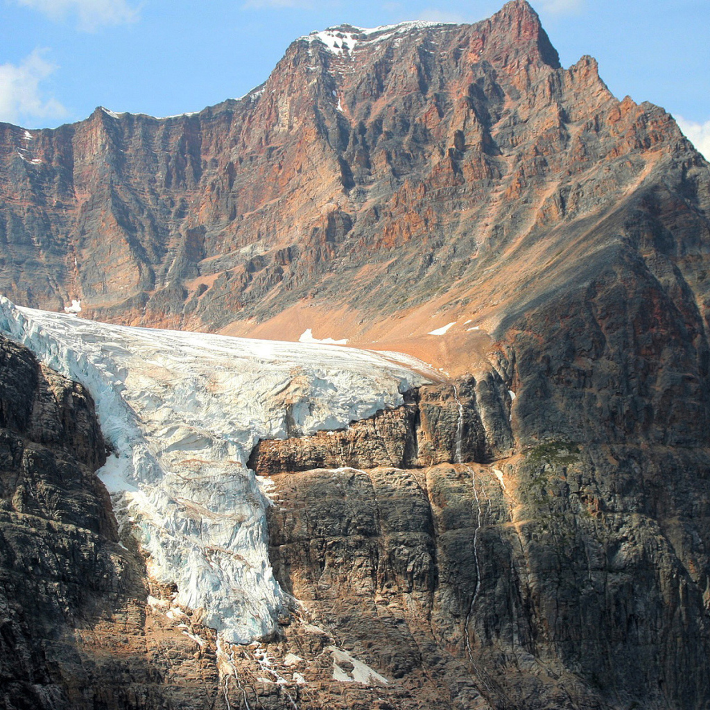 Снег в горах