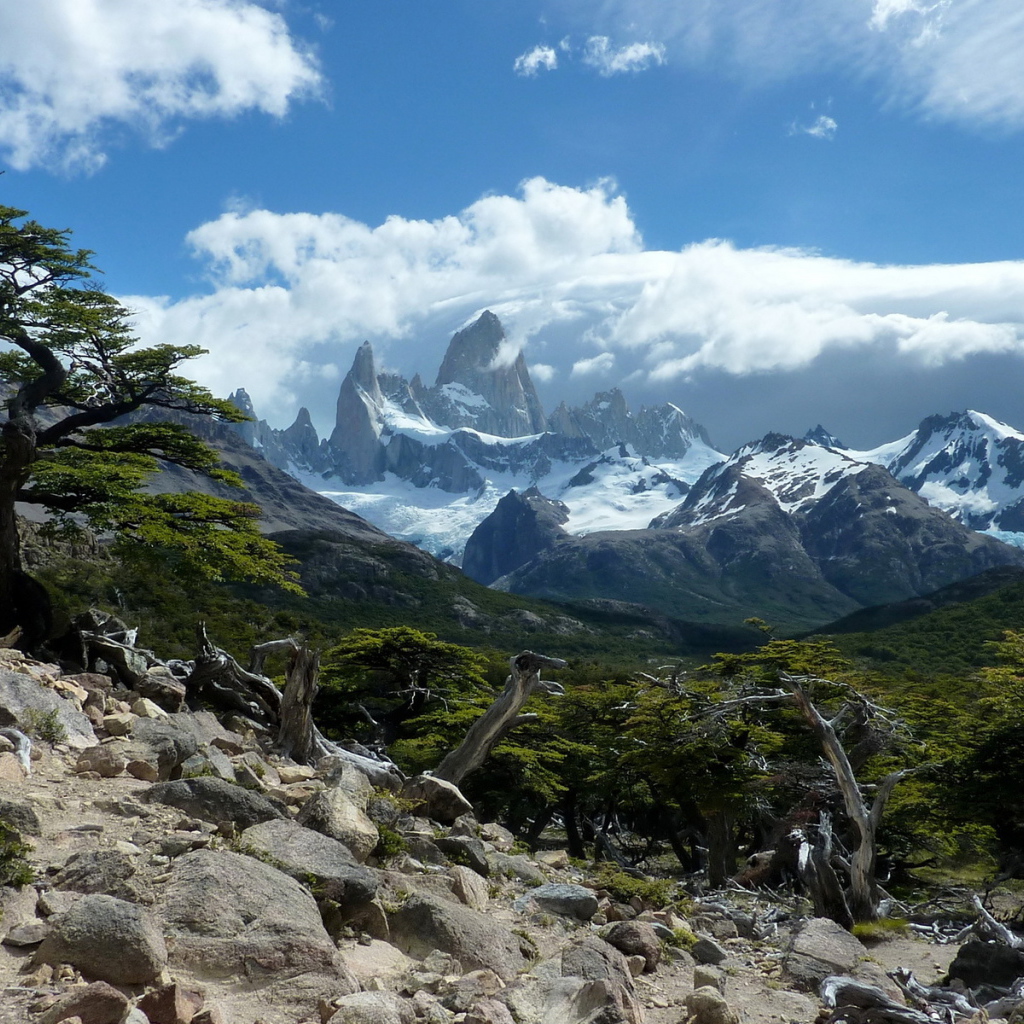 Снежные вершины под облаками