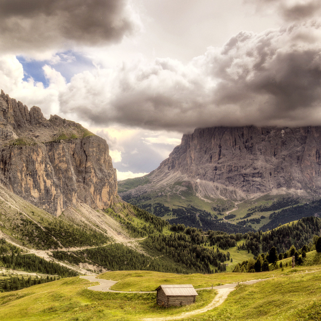 Долина среди скал