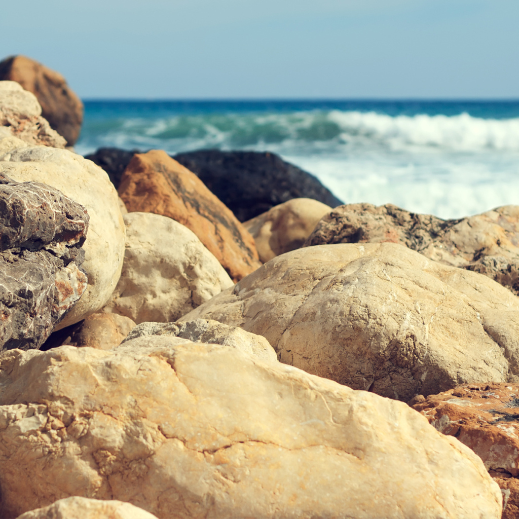 Прибрежные камни
