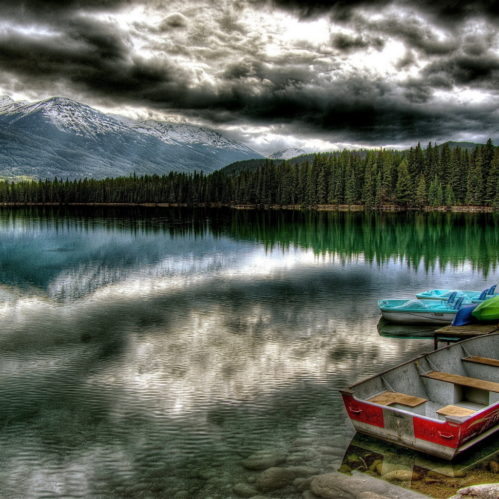 Лесное озеро и горы