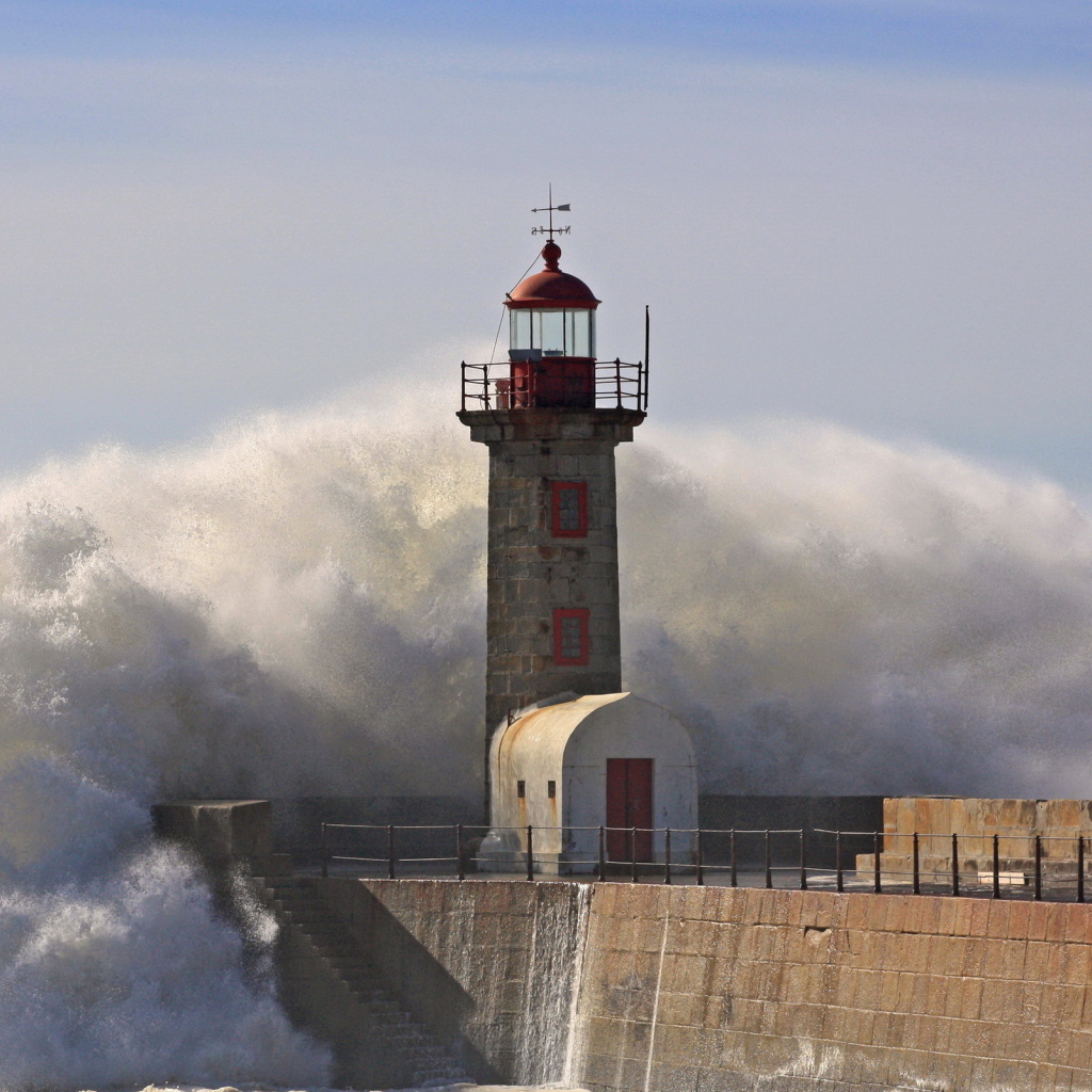 Маяк и волны