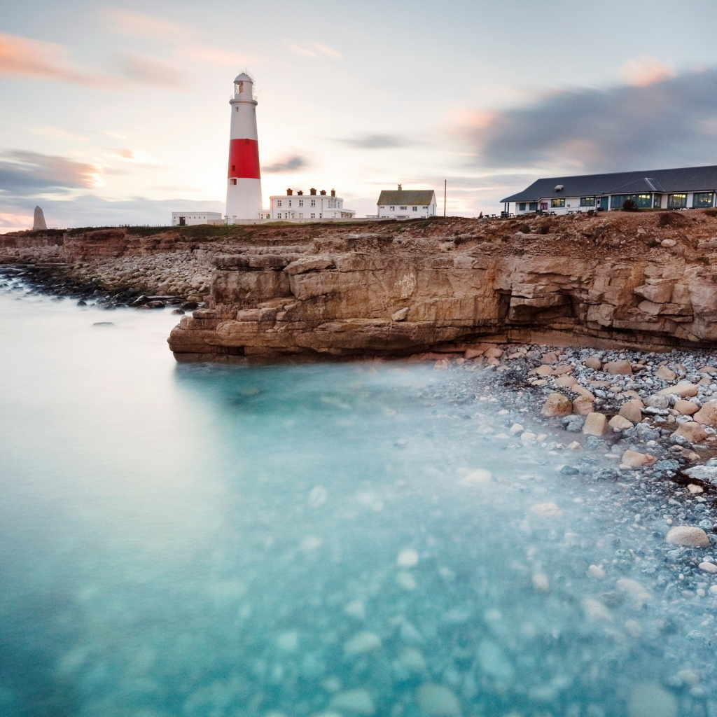 Маяк на берегу