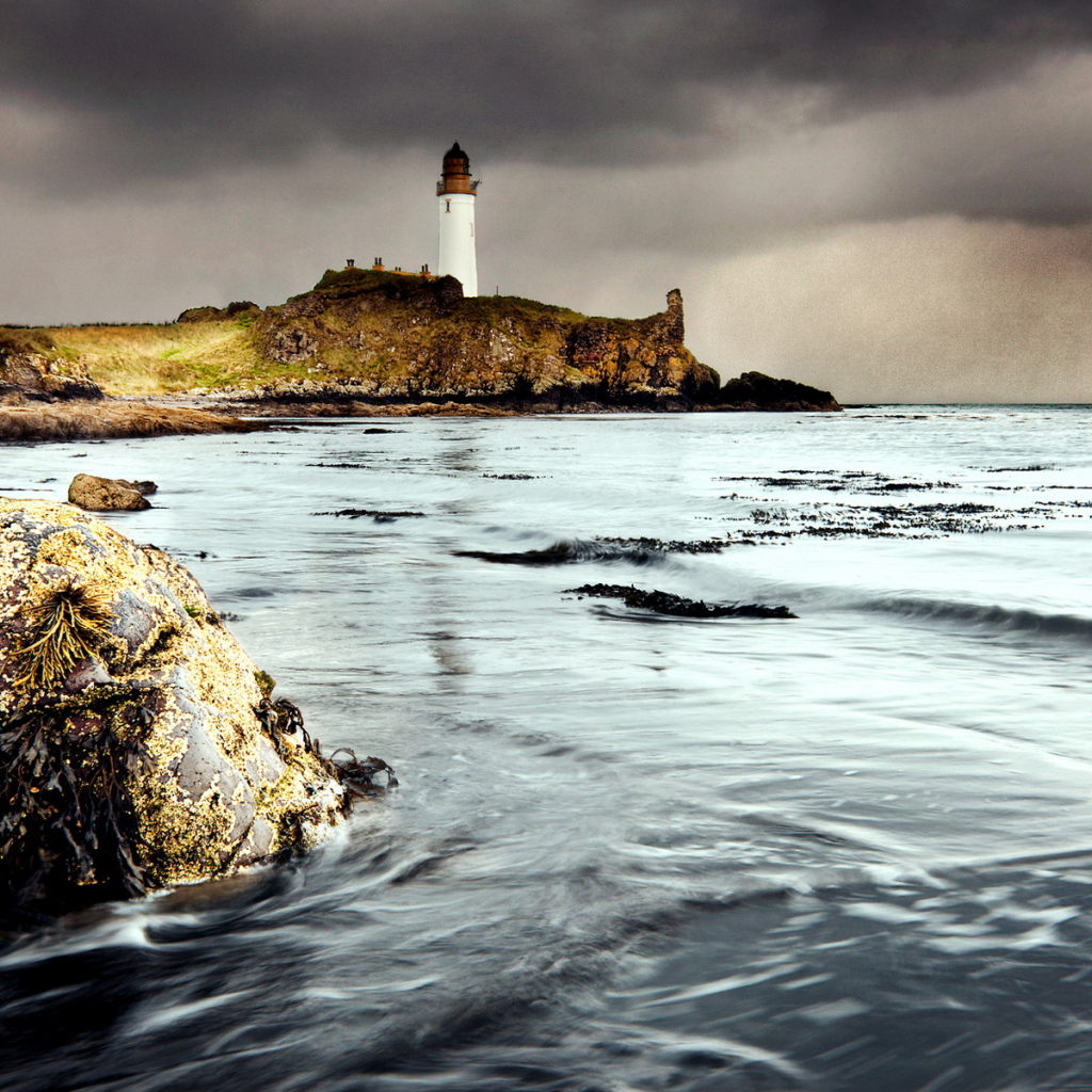 Маяк на берегу