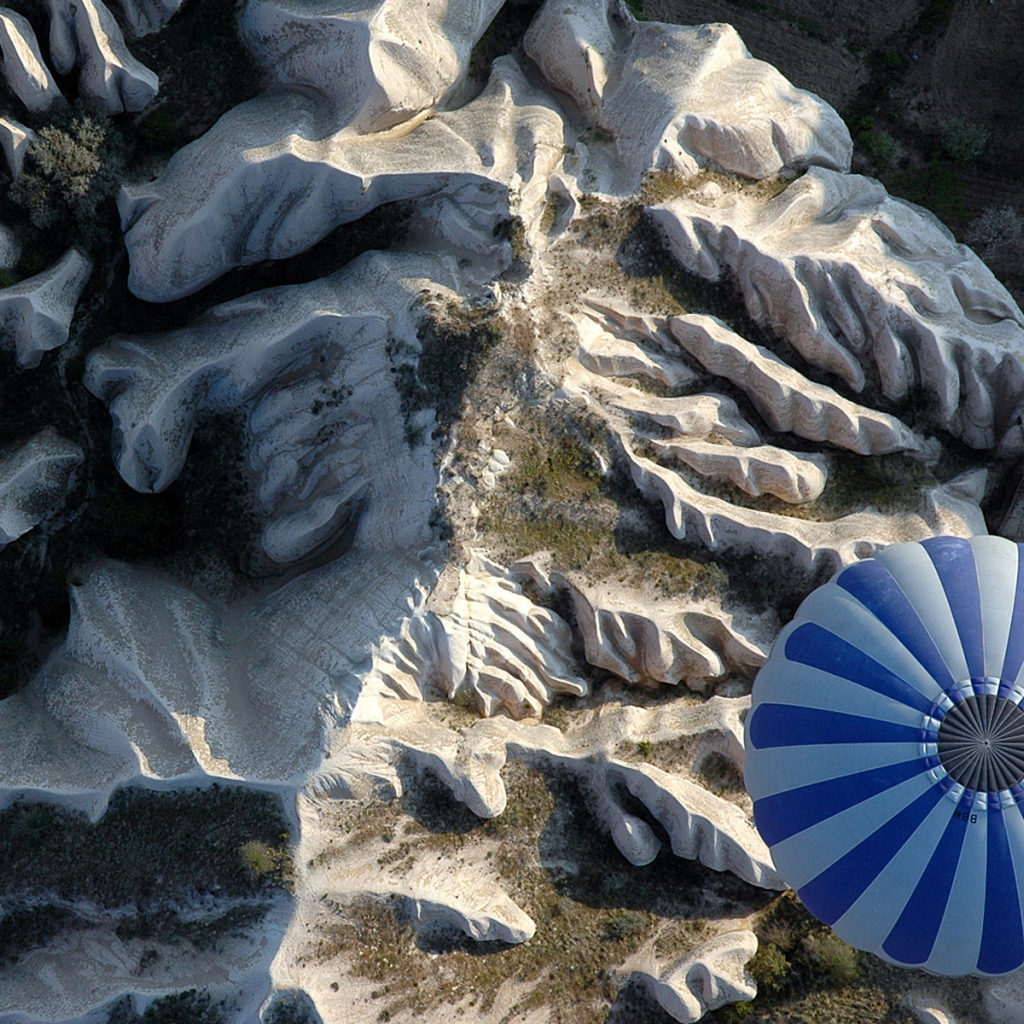 Горы и воздушный шар