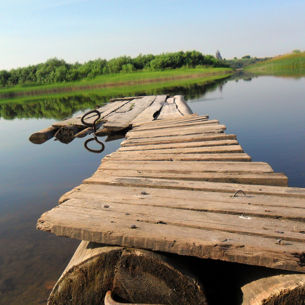 Плот на озере
