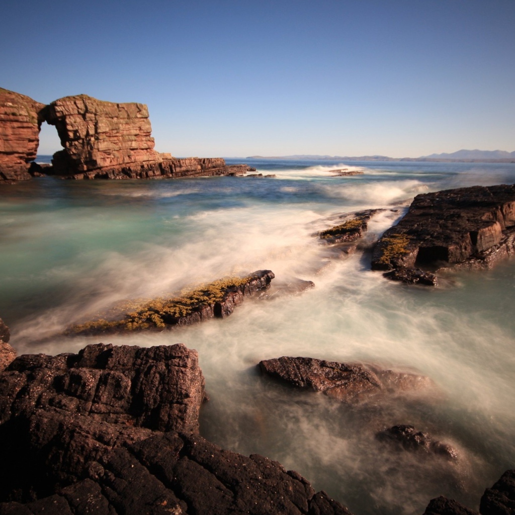 Скалы около берега